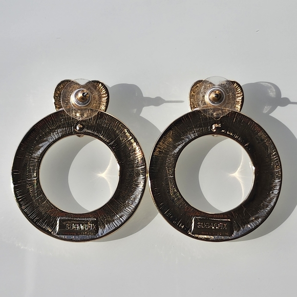 Earrings by Sugarfix enamel heart. For pierced ears. Gold and white. - Picture 2 of 3